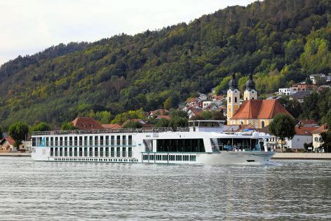 Коледните светлини на Европа- круиз по река Дунав и три европейски столици